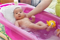 Prima băiță a nou-născutului și a sugarului mic: plante, săpunuri sau apă curată?